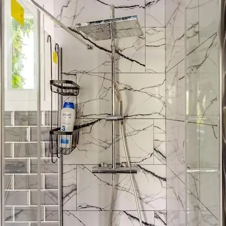 Maison Traversante Et Ensoleille Holiday home Aulnay-sous-Bois